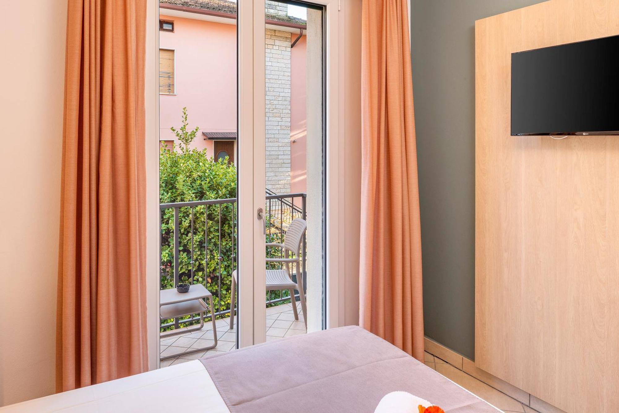 Hotel Taormina Bardolino Bagian luar foto