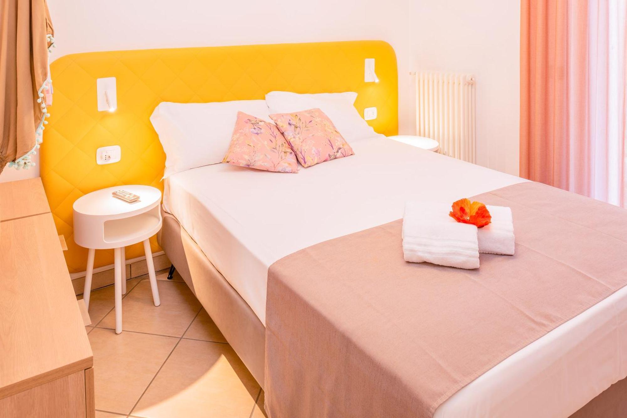 Hotel Taormina Bardolino Bagian luar foto